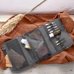 LÄSSIG Pochette 1ers Secours Casual Universe Anthracite 11 LÄSSIG Pochette 1ers Secours Casual Universe Anthracite -Bain et soin boutique pochette 1ers secours casual universe anthracite 3