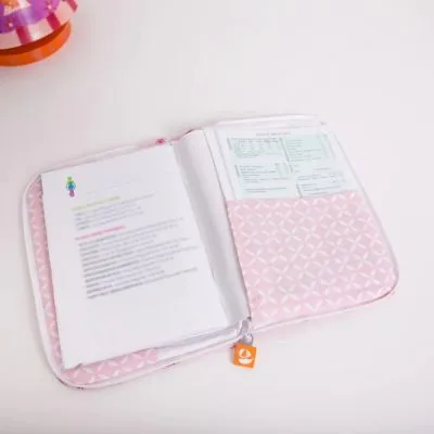 L'oiseau Bateau Protège Carnet De Santé Chaperon Rouge (personnalisable) 6 L'oiseau Bateau Protège Carnet De Santé Chaperon Rouge (personnalisable) – Image 4