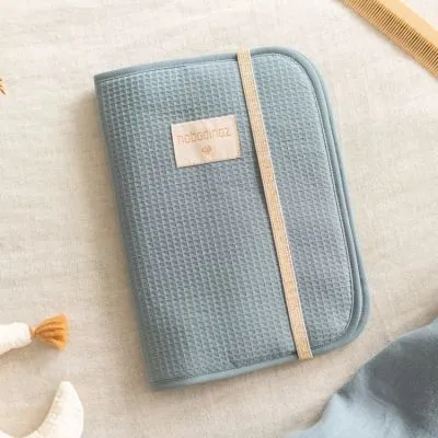 Nobodinoz Protège Carnet De Santé Nid D'abeille Poema Stone Blue 5 Nobodinoz Protège Carnet De Santé Nid D'abeille Poema Stone Blue – Image 3