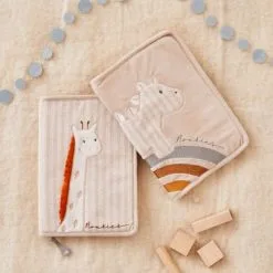 Noukie's Protège Carnet De Santé Stégi Le Stégosaure TSO -Bain et soin boutique protege carnet de sante stegi le stegosaure tso 5